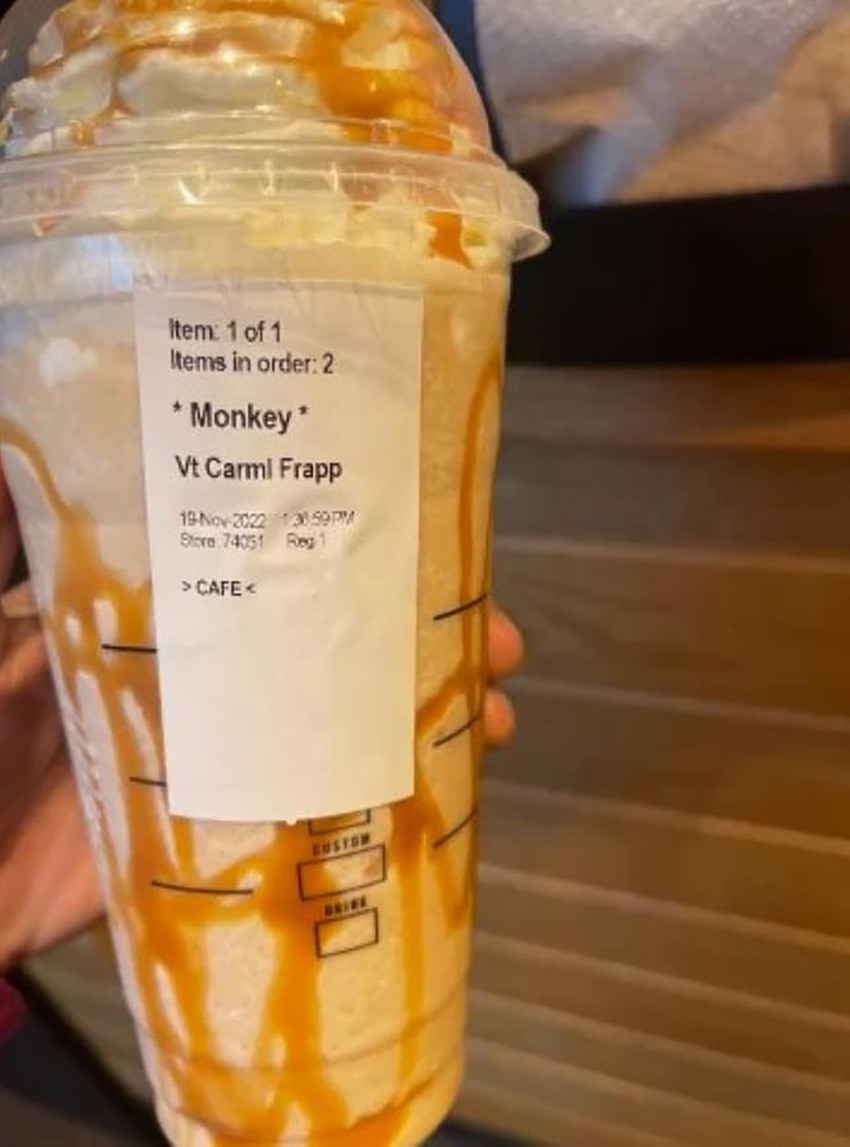 Starbucks'ta büyük skandal! Bardağın üzerine adı yerine bakın ne yazdılar! - Resim : 1