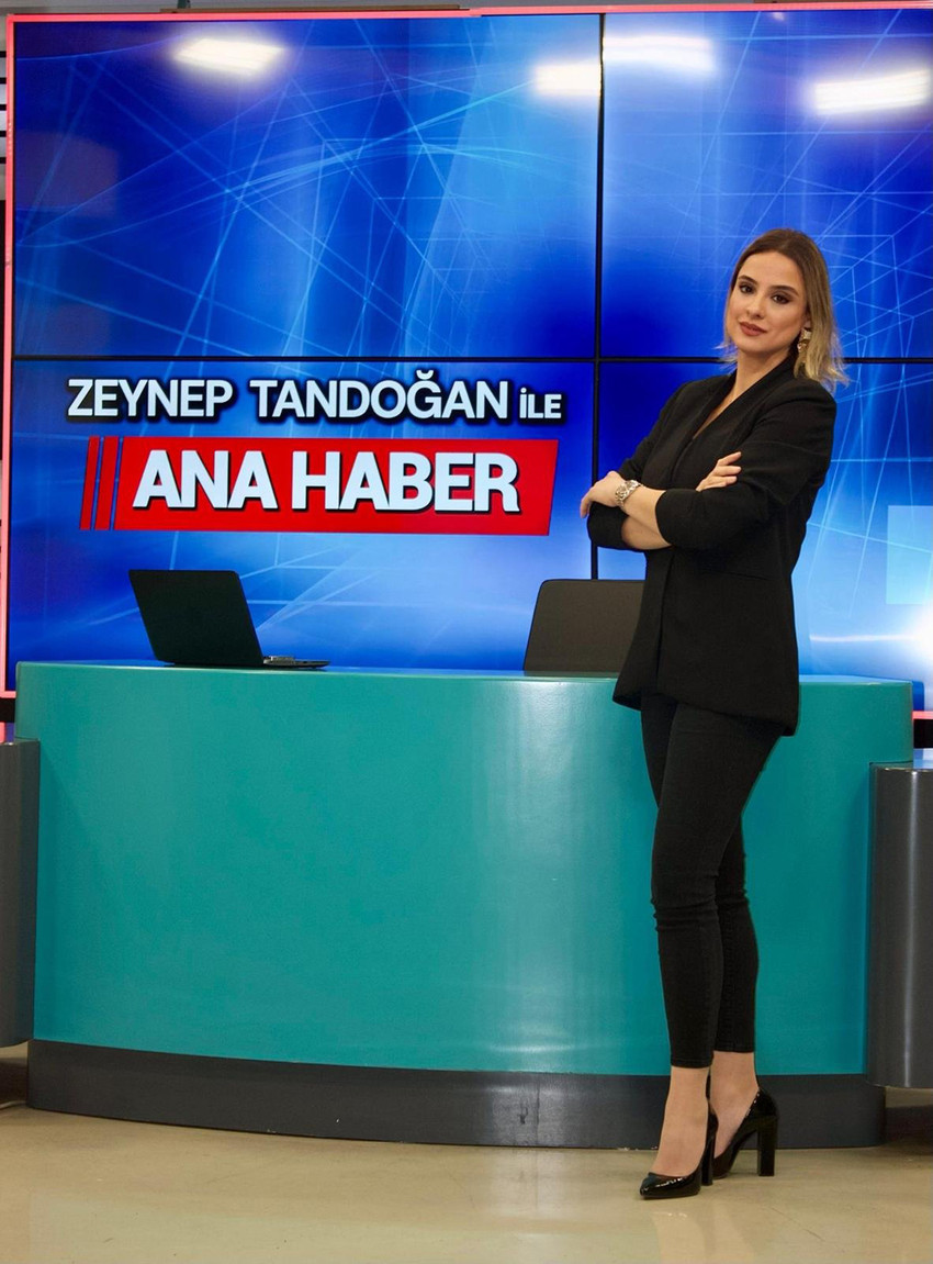 Televizyon dünyasının başarılı ve aranan sunucusu kısa bir molanın ardından ana haberle tekrar izleyicilerle buluşuyor. Zeynep Tandoğan, CİNE 1 TV’nin ana haber sunucusu oldu.