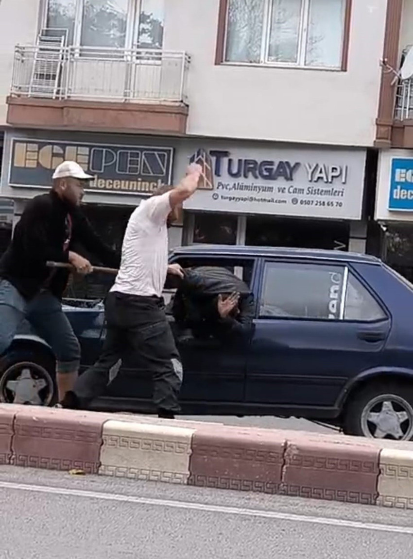 Afyonkarahisar'da yol verme tartışması kavgaya dönüştü, 3 kişinin otomobilden inip diğer sürücüyü tekme, yumruk ve sopayla darp etmesi cep telefonu kamerasına yansıdı