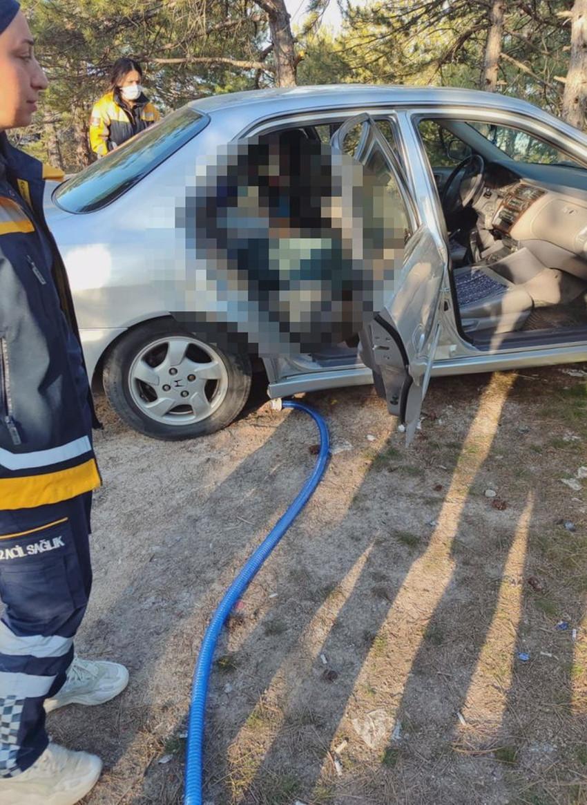 Ankara&rsquo;nın Kızılcahamam il&ccedil;esinde bulunan Kurtboğazı Barajı mevkisinde uzun s&uuml;redir hareketsiz duran bir aracı fark eden vatandaşların ihbarı, korkun&ccedil; bir manzarayı ortaya &ccedil;ıkardı.