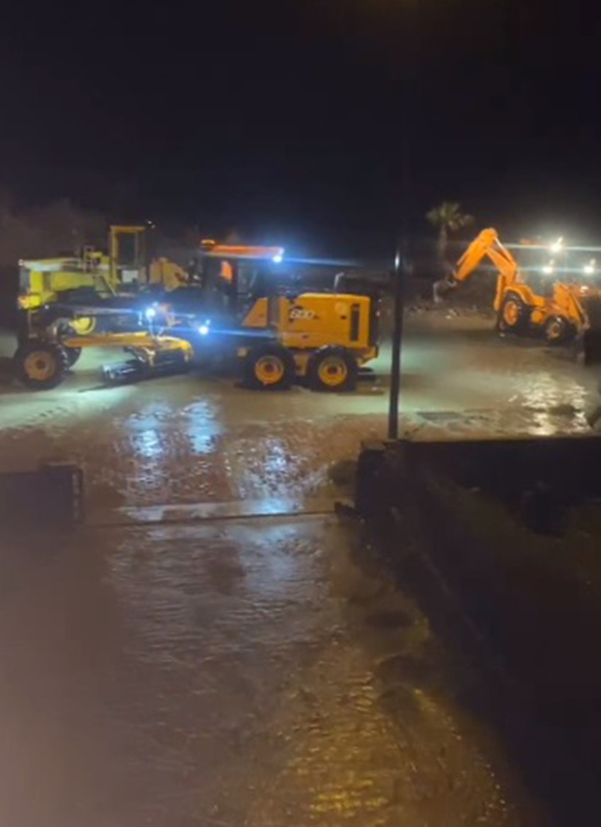 Kastamonu'da fırtına ve kuvvetli sağanak yağış yaşamı olumsuz etkilerken, Cide ilçesinde dev dalgalar sahili dövdü, Cide-Bartın yolunu deniz suyu bastı.