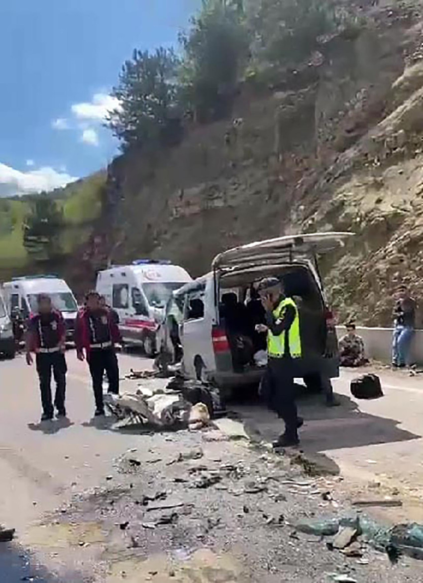 Bolu'nun Mudurnu ilçesinde 2 minibüsün kafa kafaya çarpıştığı kazada 11'i üniversite öğrencisi 15 kişi yaralandı.