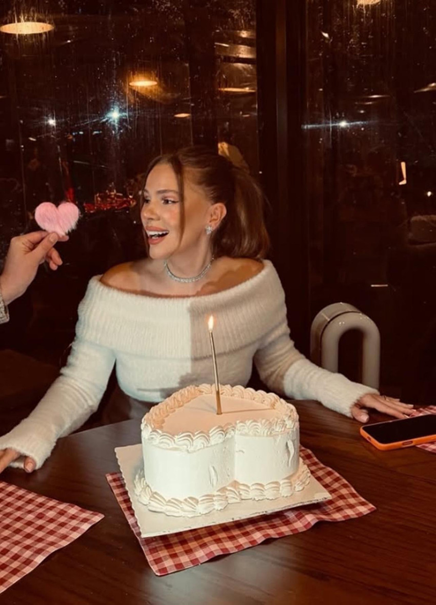 Temmuz 2025'te nikah masasına oturan oyuncu Feyyaz Şerifoğlu ile spiker Merve Din&ccedil;kol &ccedil;ifti, bebek beklediklerini duyurdu.