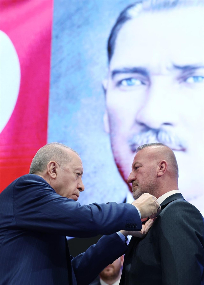 İYİ Parti'den istifa eden Bursa’nın Yenişehir Belediye Başkanı Ercan Özel ve Karacabey Belediye Başkanı Fatih Karabatı, AK Parti'ye geçti. İki belediye başkanına rozetlerini Cumhurbaşkanı Erdoğan taktı. 