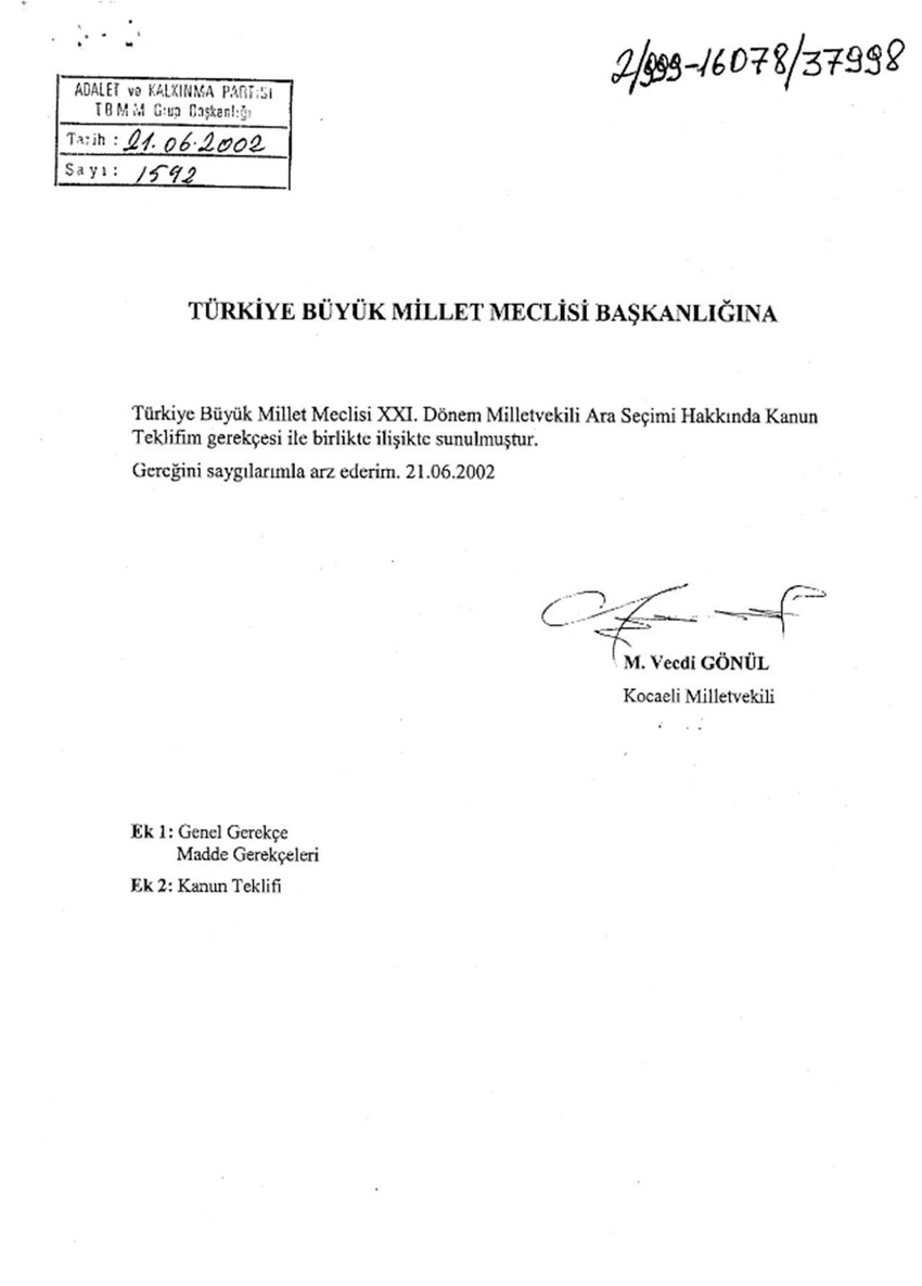 Ankara&rsquo;da "ara se&ccedil;im" r&uuml;zgarları sert esiyor! TBMM Başkanı Numan Kurtulmuş&rsquo;un "İnisiyatif Meclis Başkanlığı&rsquo;nda değil, İ&ccedil; T&uuml;z&uuml;k okunmalı" s&ouml;zlerine CHP lideri &Ouml;zg&uuml;r &Ouml;zel&rsquo;den jet yanıt geldi. Kurtulmuş&rsquo;un a&ccedil;ıklamalarını Cumhurbaşkanı Erdoğan&rsquo;a bir "balans ayarı" olarak nitelendiren &Ouml;zel, Meclis Başkanı&rsquo;nı partiler arası diyaloğu sağlamaya ve anayasal h&uuml;k&uuml;mlere uymaya davet etti. 