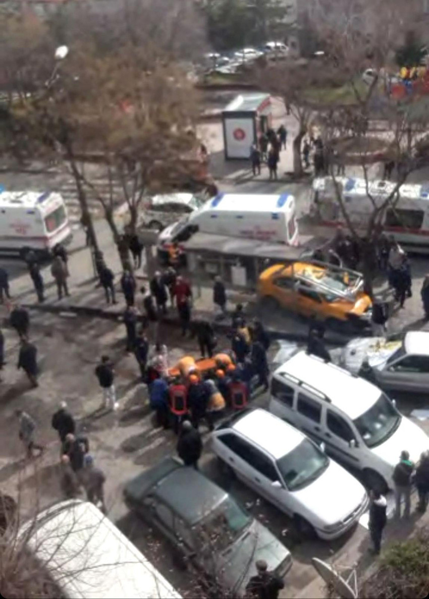 Başkent'te taksi durağa daldı: Yaralılar var - Resim : 1