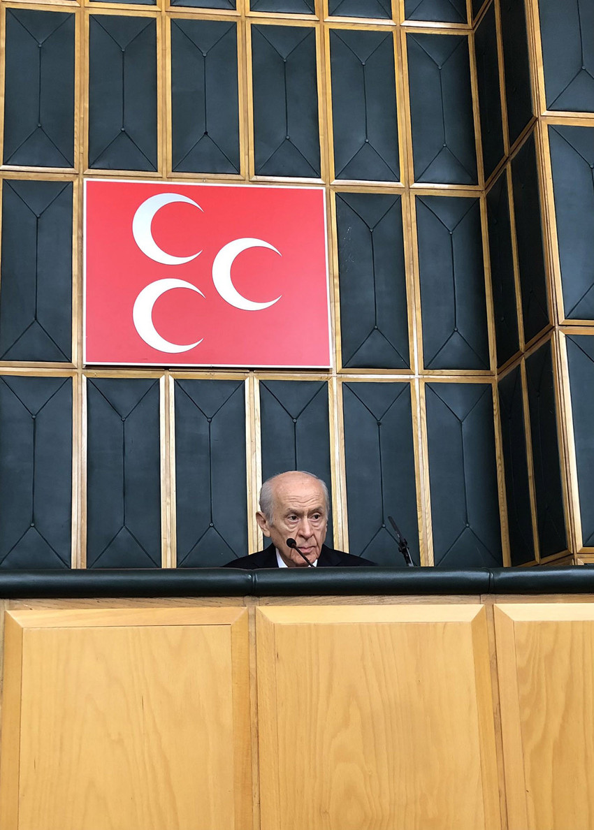 MHP Genel Başkanı Devlet Bahçeli, grup toplantısına 15 dakika geç geldi. MHP liderinin konuşmasını oturarak yapması dikkat çekti. Prompter kullanmayan Bahçeli konuşması sırasında zor anlar yaşadı. Sinan Ateş'in adını anmayan Bahçeli, 1 Temmuz'daki duruşmaya sadece avukatların katılacağını söyledi.