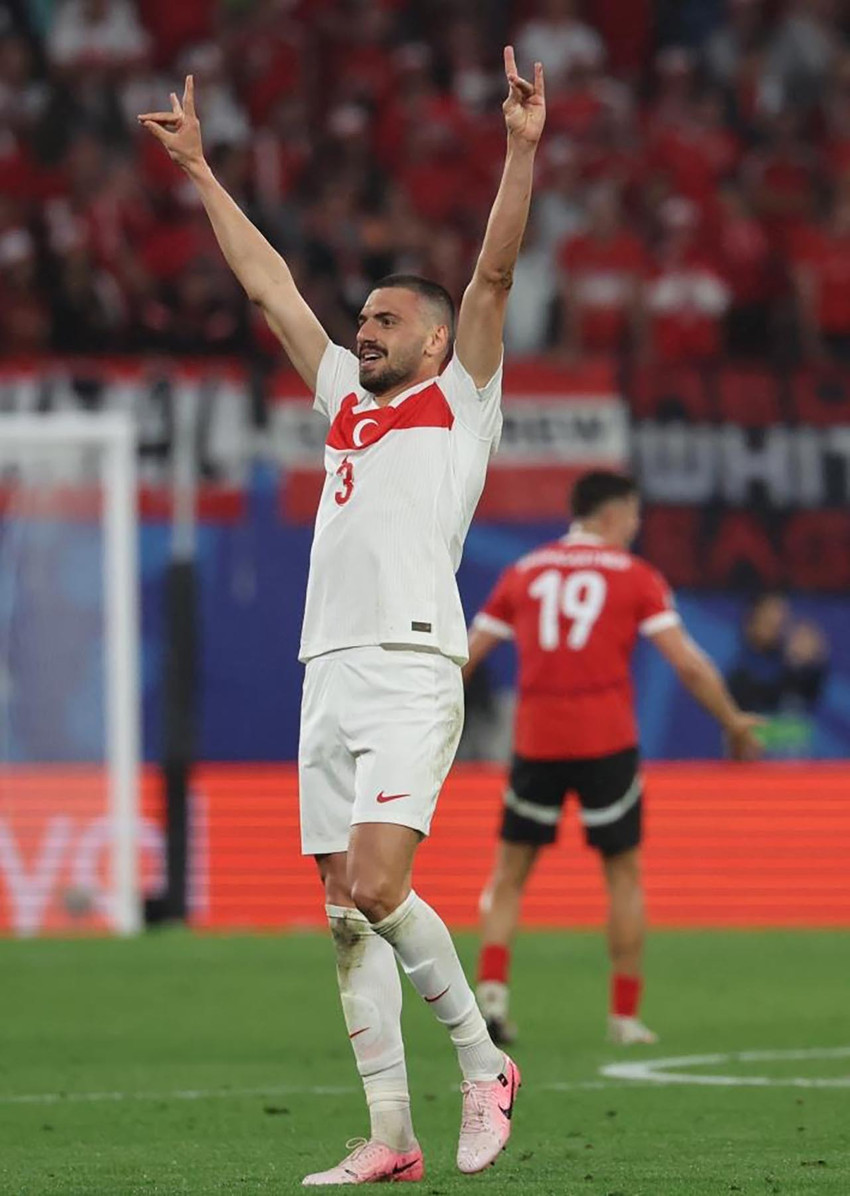 Milli futbolcu Merih Demiral'ın gol sevinci sırasında bozkurt işareti yapmasının ardından başlayan tartışmalara oyuncu Kıvanç Kılınç da katıldı.