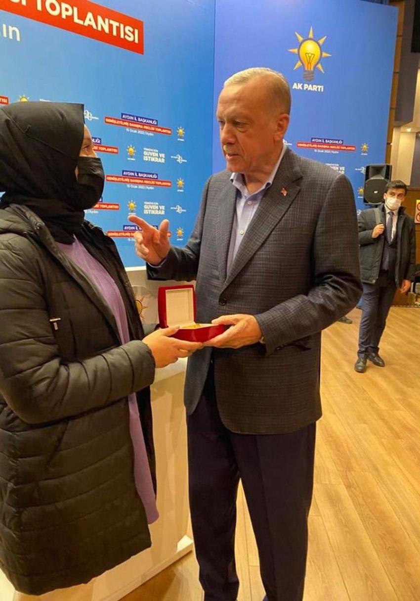 Erdoğan'dan üniversiteli genç kıza hediye altın bilezik - Resim : 1