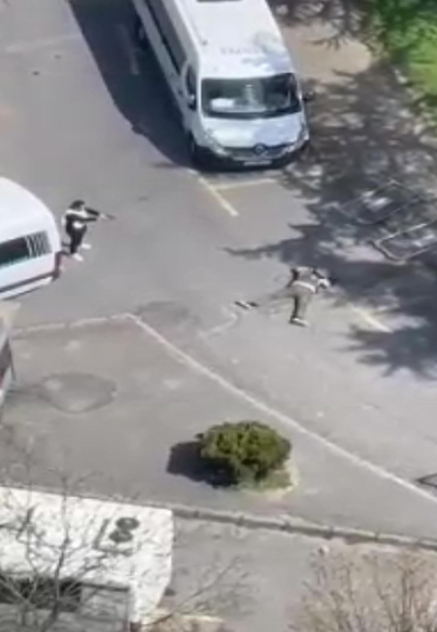 Beşiktaş'ta bulunan İsrail Konsolosluğu &ouml;n&uuml;nde &ccedil;atışma &ccedil;ıktı. Ter&ouml;ristlerden 1'i &ouml;l&uuml;, 2'si yaralı olarak ele ge&ccedil;irildi. &Ccedil;atışmada 2 polis memuru yaralandı.