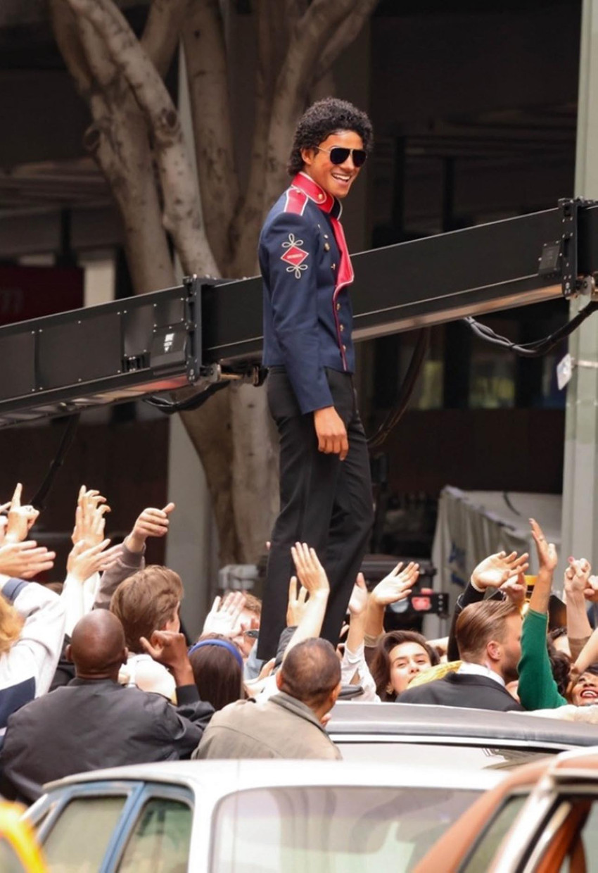 Michael Jackson'ın hayatını anlatan filmde 'Popun Kralı' rolünü yeğeni Jaafar Jackson oynuyor. Filmden gelen yeni fotoğraflar, Jaafar'ın amcasına tıpatıp benzediği görüldü.