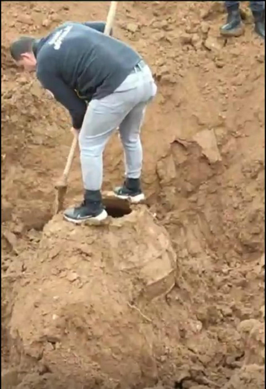 Çorum'un Ortaköy ilçesinde bir çiftçinin ayağına takılınca ortaya çıkan ve tarihi olduğu değerlendirilen 150-200 kilo ağırlığında bir küp bulundu.