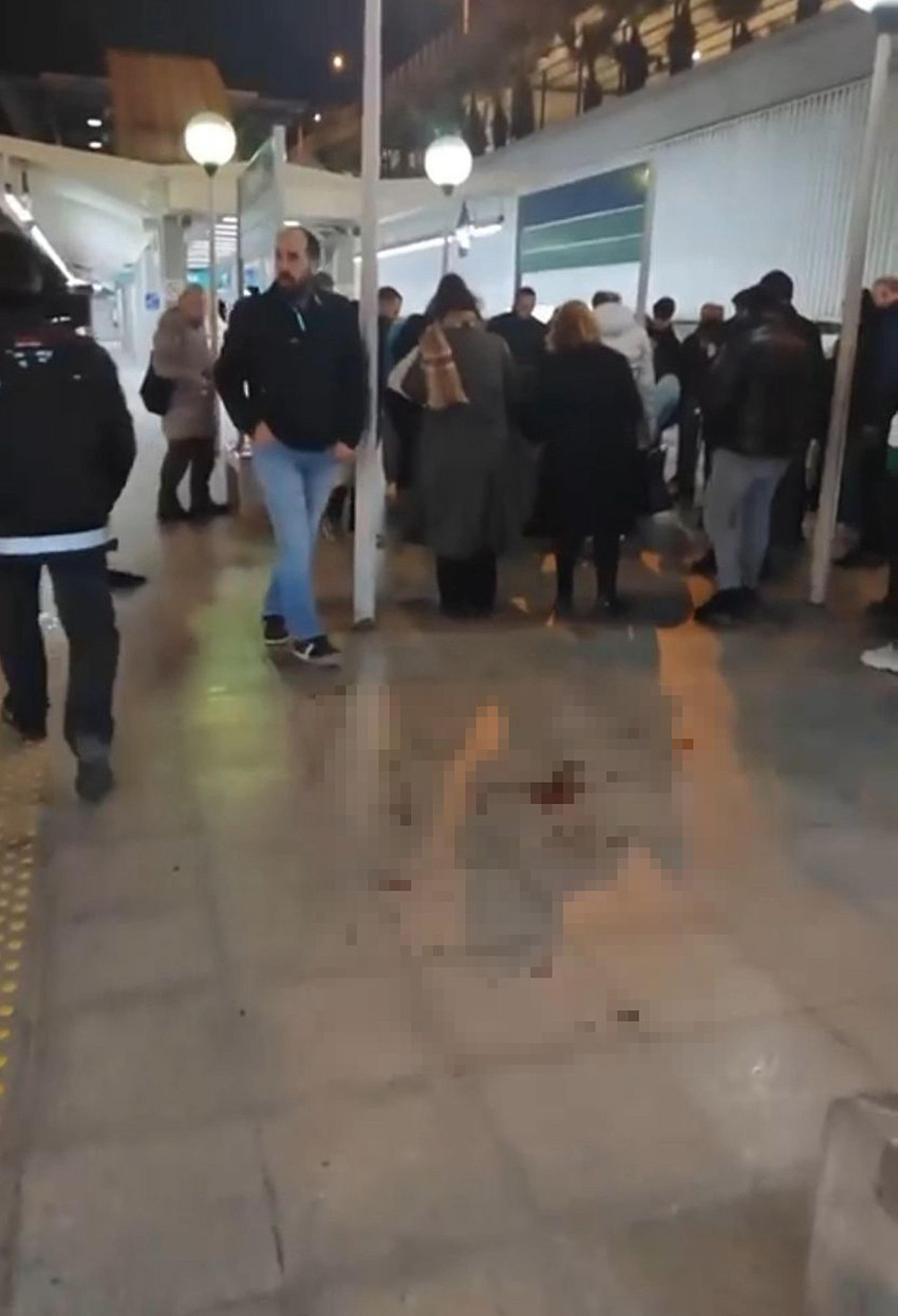 İzmir'in Bornova ilçesinde metro istasyonunda iki grup arasında çıkan kavgada, 1 genç öldürüldü, 1 genç de bıçaklanarak yaralandı. 