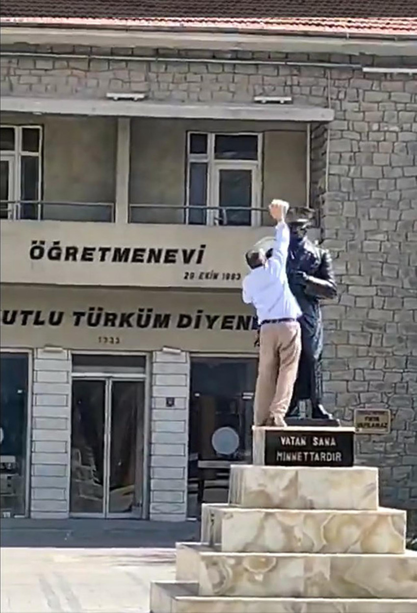 Elazığ kent merkezinde bulunan Atatürk heykeline taşla saldıran şüpheli gözaltına alındı. 