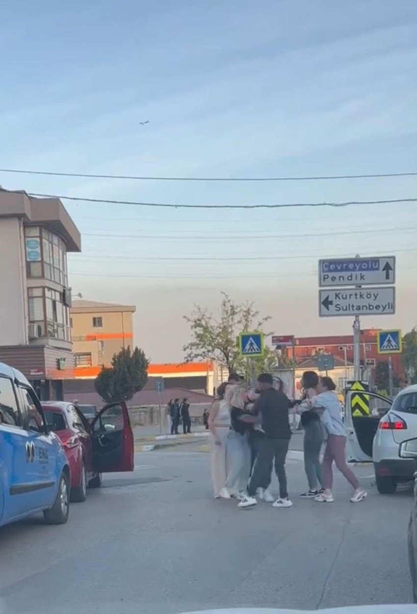 İstanbul trafiğinde çıkan yol verme tartışmasında bu sefer iki kadın sürücü karşı karşıya geldi. Kadın sürücülerin tekme tokat birbirine saldırdığı anlar kameralara yansıdı.