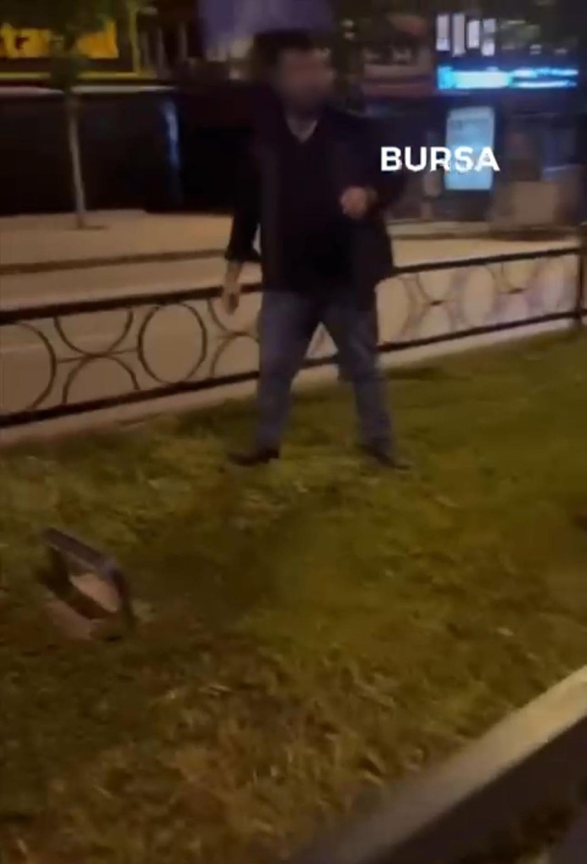 Bursa'da, Türk bayrağını yakmaya çalıştığı öne sürülen kişi, bu sırada yoldan geçen kadının tepki göstermesi üzerine uzaklaştı. O anlar cep telefonu kamerasına yansıdı.