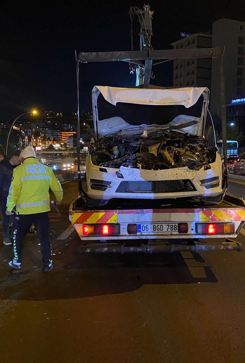 Ankara'nın Pursaklar ilçesinde 8 aracın karıştığı zincirleme trafik kazasında 2 kişi yaralandı.