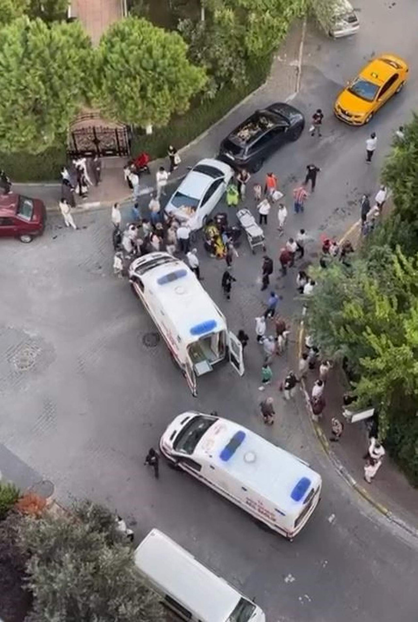 İstanbul Beylikdüzü’nde polis ekiplerinin "dur" ihtarına uymayan sürücü yaşanan kovalamaca sonucu direksiyon hakimiyetini kaybederek, önce 5 araca ardından kaldırımda yürümeye çalışan karı koca çifte çarptı. 