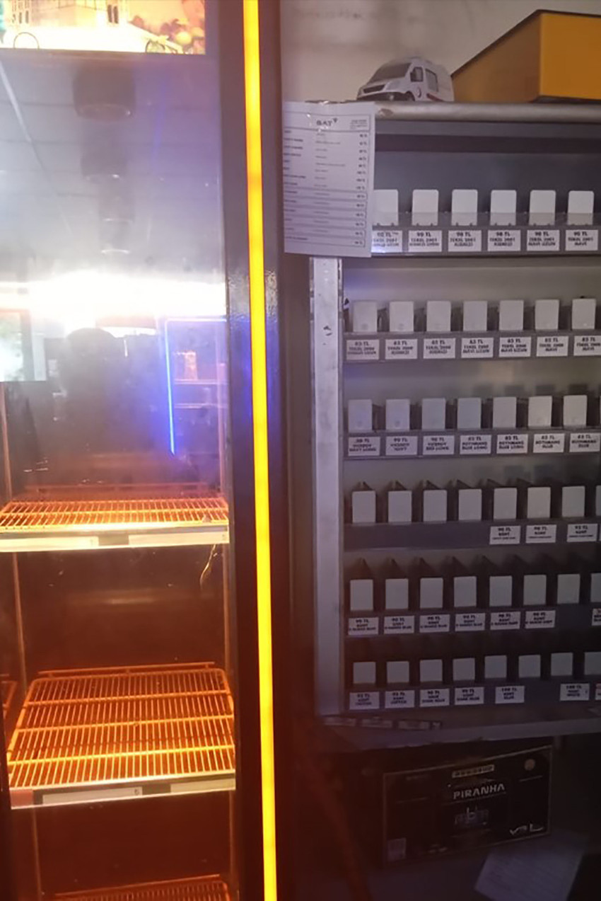 Kocaeli'nin Körfez ilçesinde tatile giden M.K., döndüğünde işlettiği büfenin soyulduğunu görünce soluğu karakolda aldı.