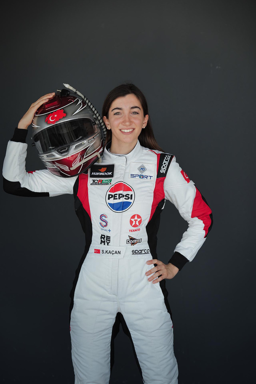 S Sport Plus, Türkiye’nin başarılı ''Kadın Pist Pilotu'' Seda Kaçan’ın resmi sponsoru oldu. Kaçan, 2025 sezonunda otomobil sporlarının en zorlu ulusal TCR (Touring Car) şampiyonalarından biri olan TCR Italy Şampiyonası’nda mücadele ediyor.