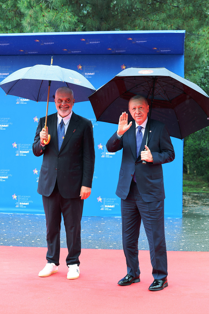 Cumhurbaşkanı Erdoğan, Arnavutluk'un başkenti Tiran'da Başbakan Edi Rama tarafından karşılandı. Rama'nın beyaz spor ayakkabı giymesi karşılamaya damgasını vurdu.