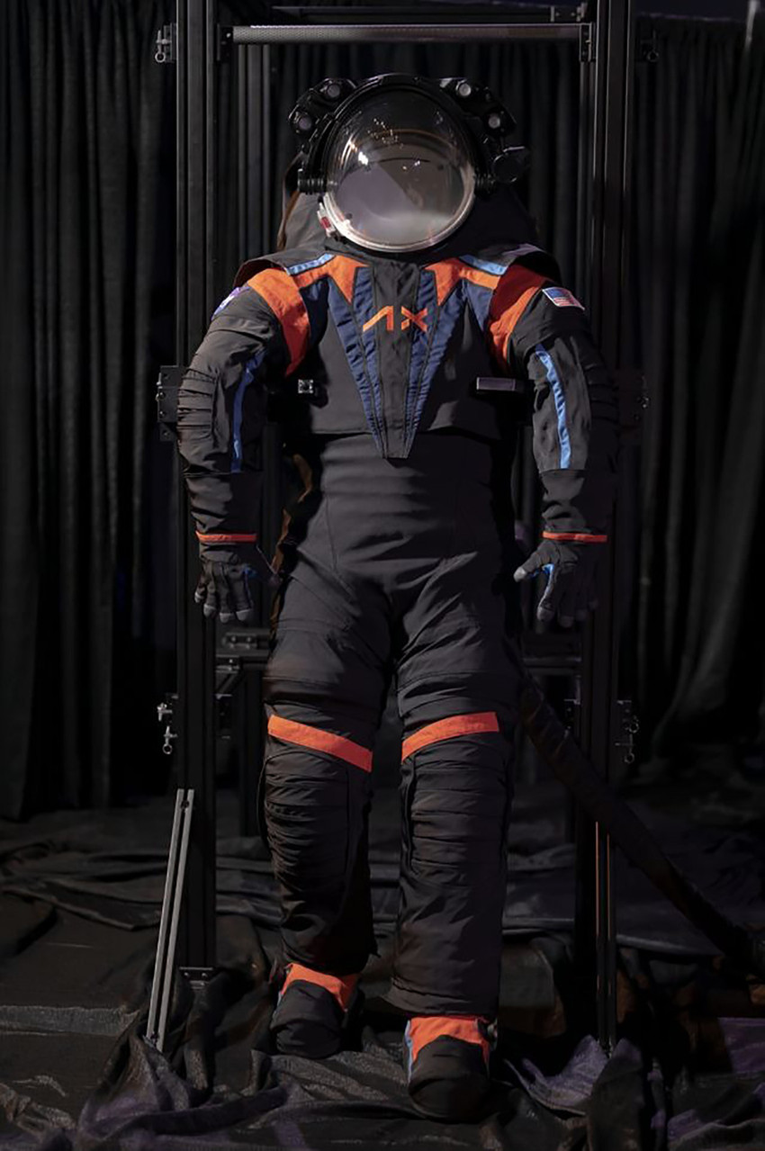 Yeniden Ay yolculuğu için geri sayım! NASA yeni uzay kıyafetini tanıttı - Resim : 1