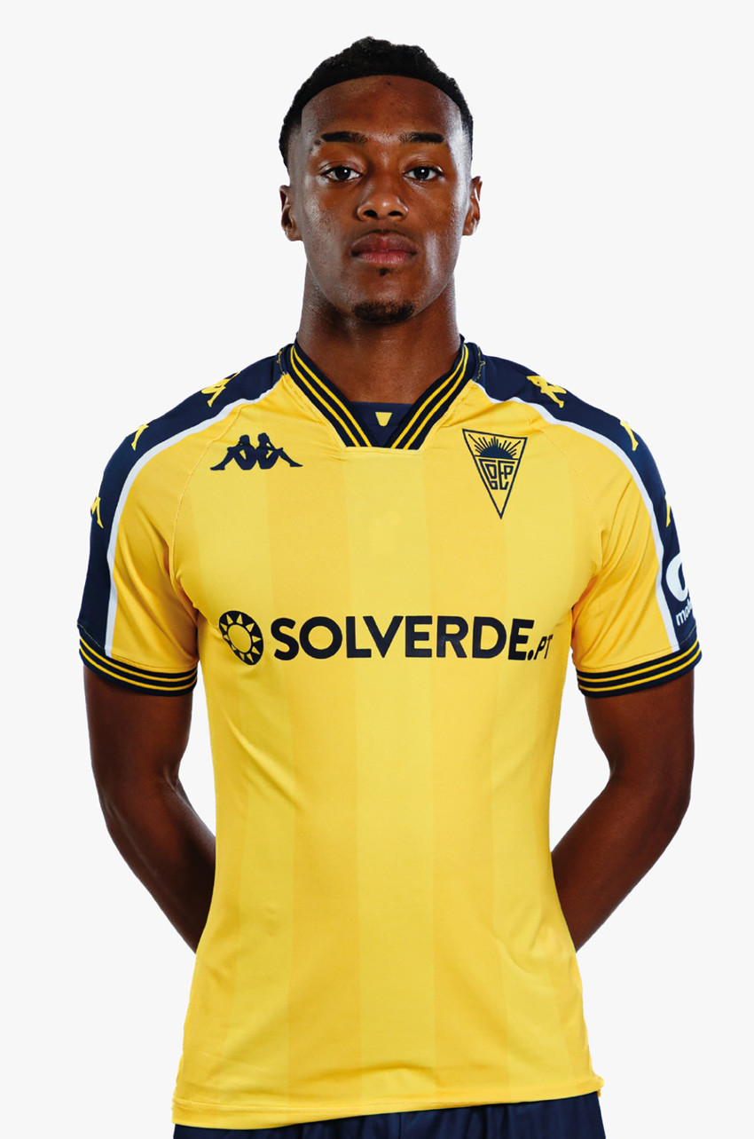 Trabzonspor, 2025-2026 sezonu öncesi ilk transferini Portekiz ekibi Estoril'de forma giyen genç sağ bek Wagner Pina ile yaptı.