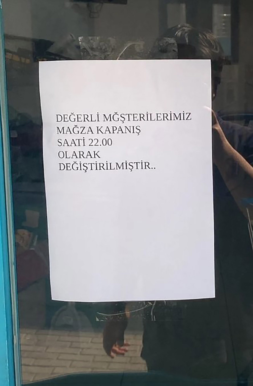 Zincir market çalışanlarının yorgunluktan bayıldığı görüntüler sosyal medyada gündem olurken, üç harfili bir zincir marketin mesai süresini uzatması dikkat çekti. 