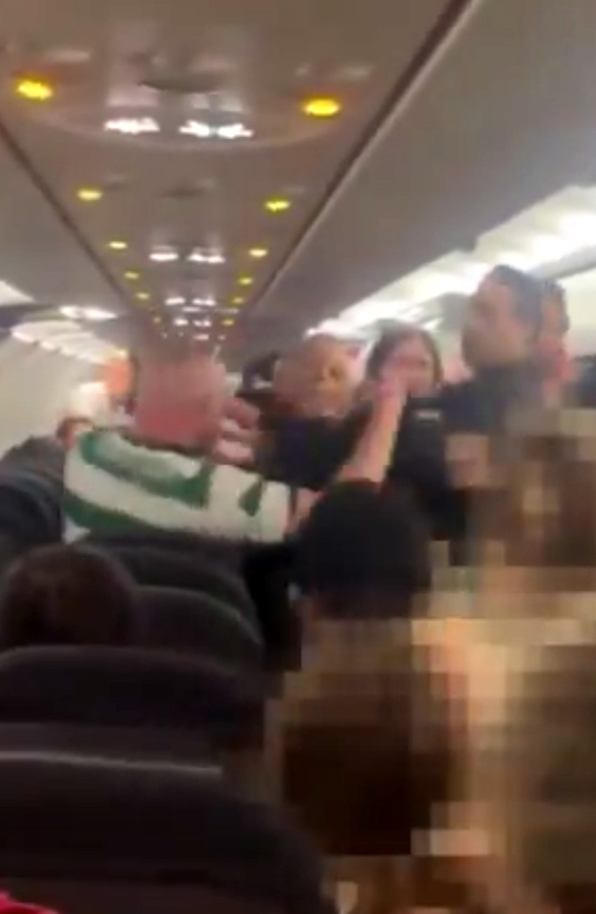 Edinburg-Antalya seferini yapan ve havalimanına iniş yapan yolcu uçağındaki sarhoş İskoç yolcu, taşkınlık yapınca çağrılan polise saldırıp yumruk attı. O anlar diğer yolcular tarafından görüntülendi.