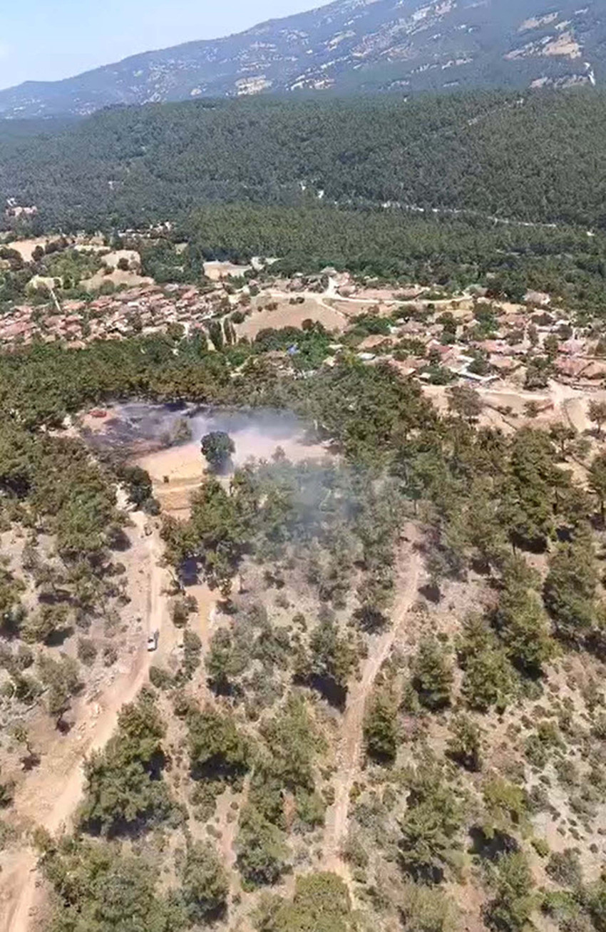 Balıkesir'in Dursunbey ilçesinin kırsal Beyköy Mahallesi yakınında, arazide çıkan yangın, havadan ve karadan yapılan müdahaleyle 2,5 saatte kontrol altına alındı. Soğutma çalışmaları sürerken, jandarma yangınla ilgili soruşturma başlatıldı.