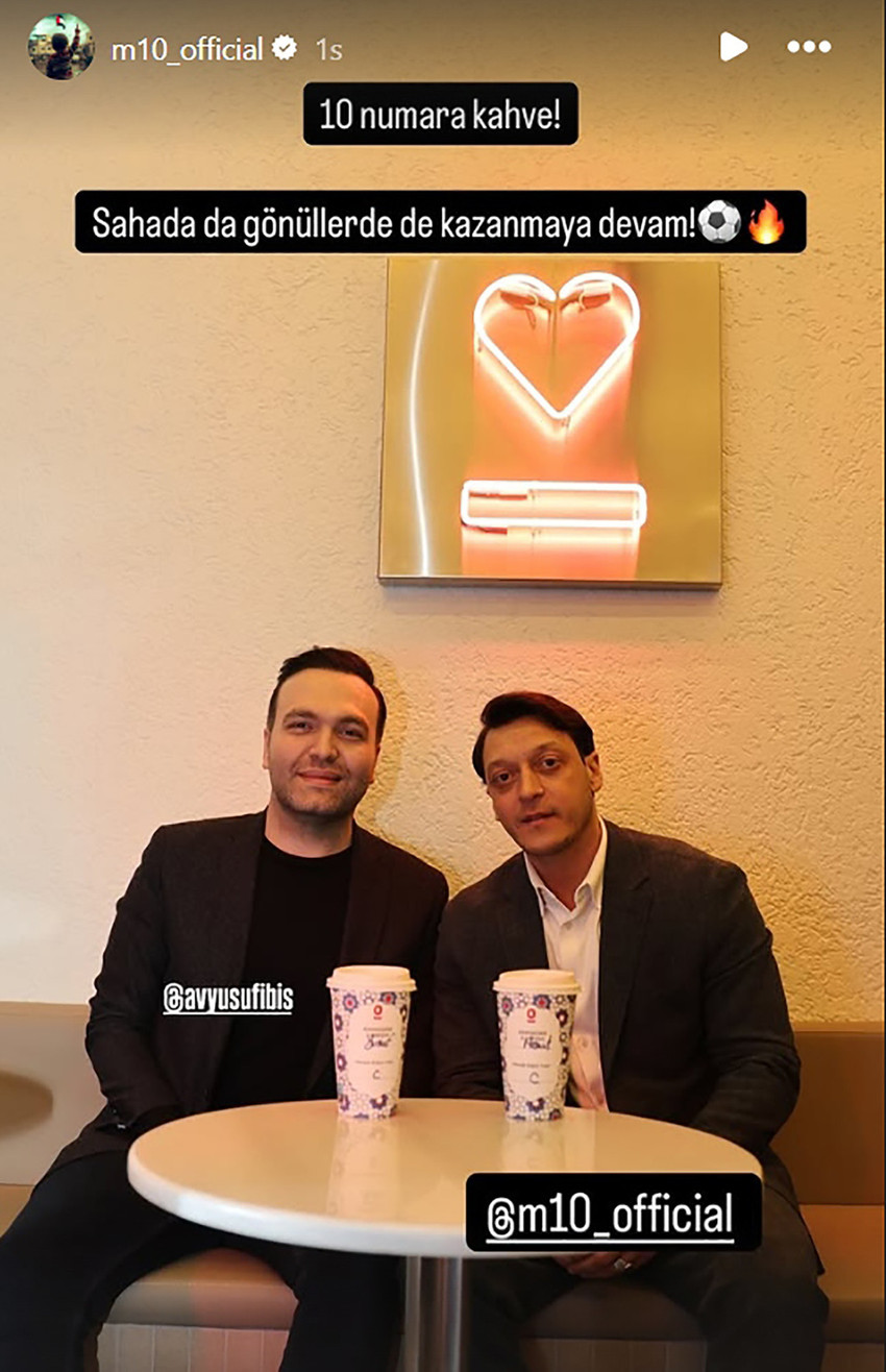 CHP lideri Özgür Özel'in boykot çağrısı yaptığı Espressolab'e giderek paylaşım yapan Mesut Özil, sosyal medyada olay oldu.