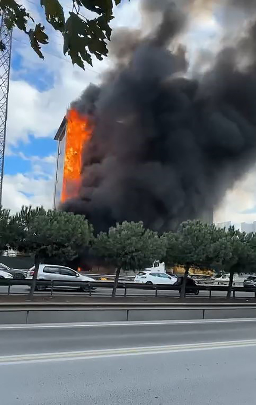 İstanbul'un Bahçelievler ilçesinde özel bir okulda yangın çıktı. Alevlerin sardığı binadan duman yükseldi.