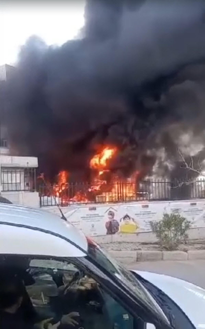 İzmir'in Bornova ilçesinde inşaat halindeki okulun bahçesinde çıkan yangın, itfaiye ekiplerince söndürüldü. 
