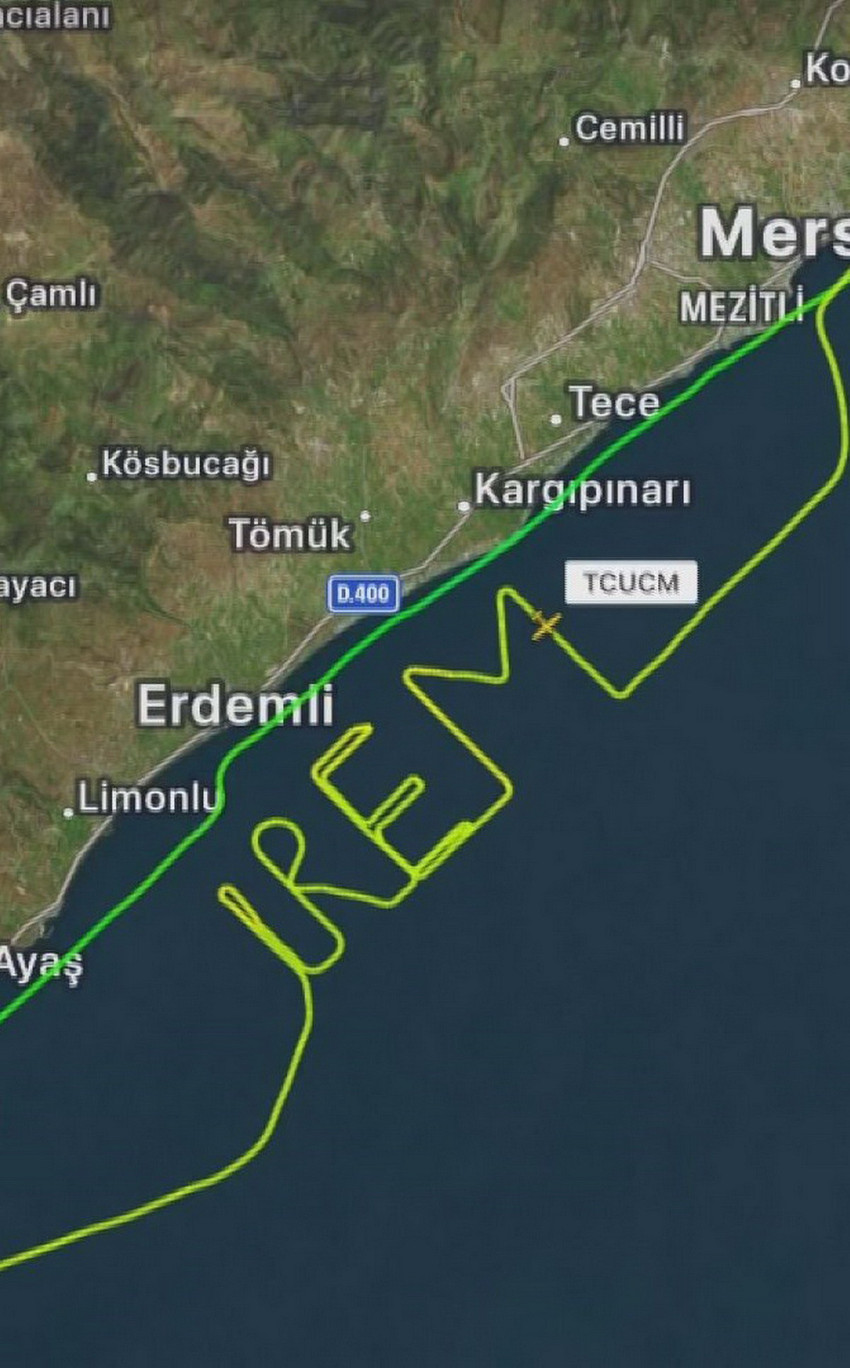 Adanalı pilotun Mersin semalarındaki romantik gösterisi: Uçuş radarına ''İrem'' yazdı