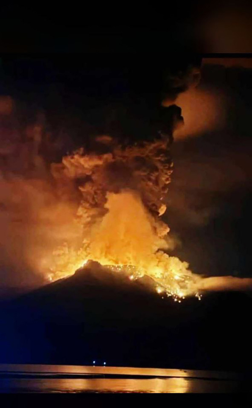 Endonezya'da bulunan Ruang Yanardağı’nda meydana gelen patlamanın ardından 838 kişi evlerinden tahliye edildi.