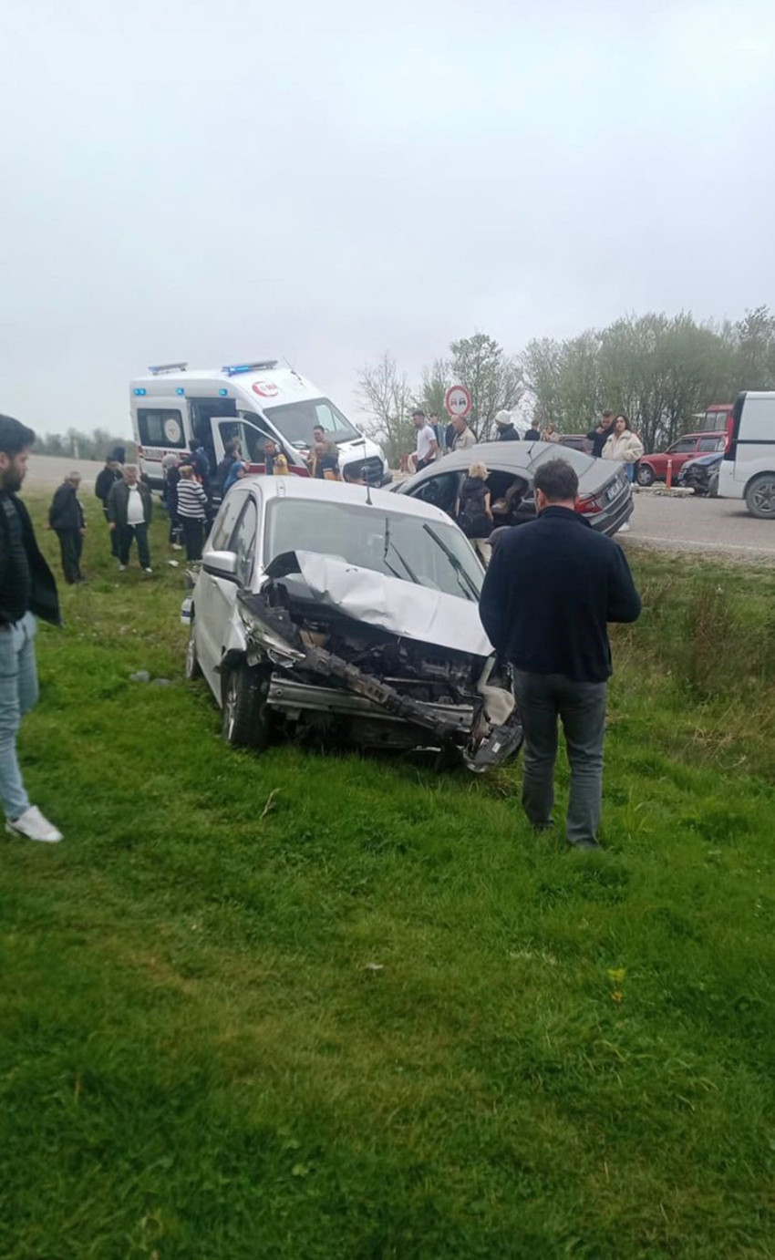 Sinop’ta 3 aracın karıştığı zincirleme trafik kazasında 10 kişi yaralandı.