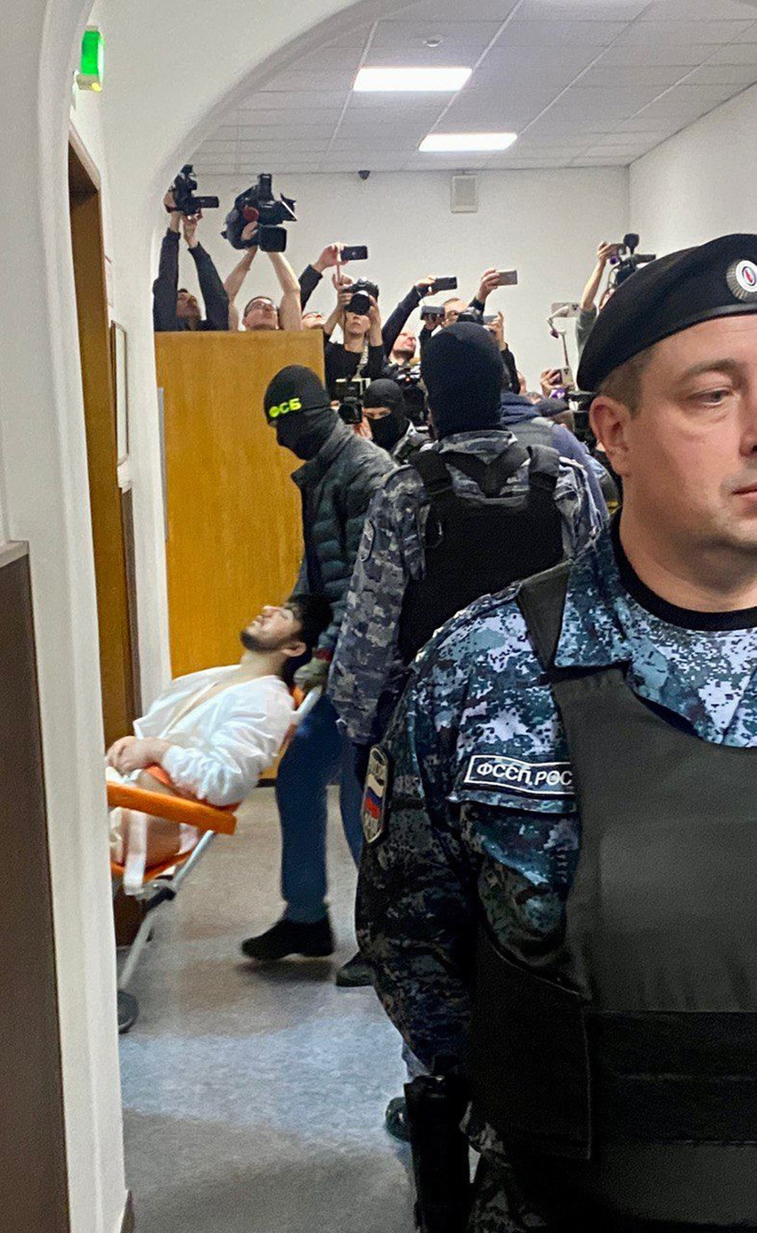 Rusya’nın Moskova Bölgesi’nde bir konser salonuna silahlı saldırı yaparak en az 137 kişinin ölümüne neden olan zanlılar çıkarıldıkları mahkeme tarafından tutuklandı.