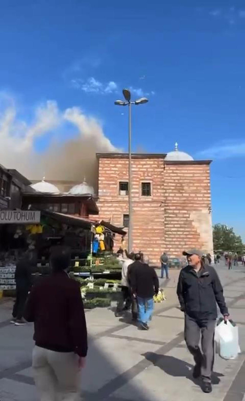 İstanbul Eminönü'ndeki tarihi Mısır Çarşısı'nda yangın çıktı. Olay yerine itfaiye ekibi sevk edildi.