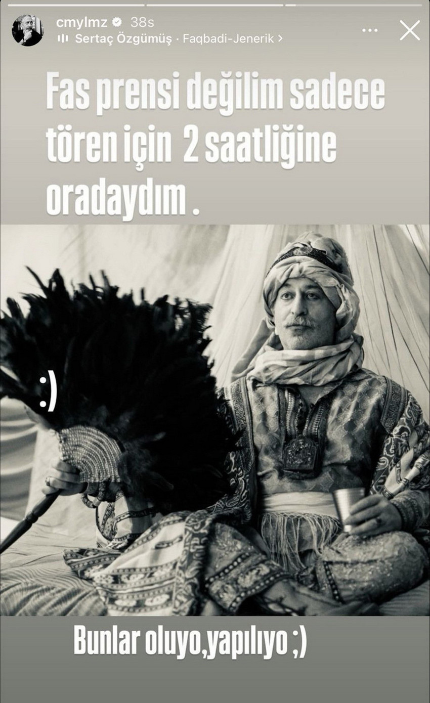 Sosyal medya, 1926 yılına ait siyah-beyaz bir arşiv g&ouml;r&uuml;nt&uuml;s&uuml;yle &ccedil;alkalanıyor! Fas Sultanı Moulay Youssef&rsquo;in Paris ziyareti sırasında kaydedilen g&ouml;r&uuml;nt&uuml;lerde, Sultan&rsquo;ın hemen yanında yer alan bir kişinin Cem Yılmaz&rsquo;ın Erşan Kuneri dizisindeki &ldquo;Faqbadi&rdquo; karakterine olan inanılmaz benzerliği "yok artık" dedirtti.