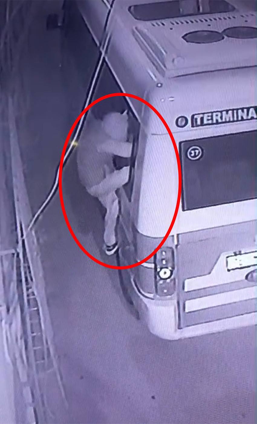 Bursa'da 26 aylık SMA hastası Ravza bebek için yardım kumbarası konulan 10 farklı yolcu minibüsüne gece yarısı giren kimliği belirsiz hırsız, para dolu kumbaraları çalarak kayıplara karıştı.