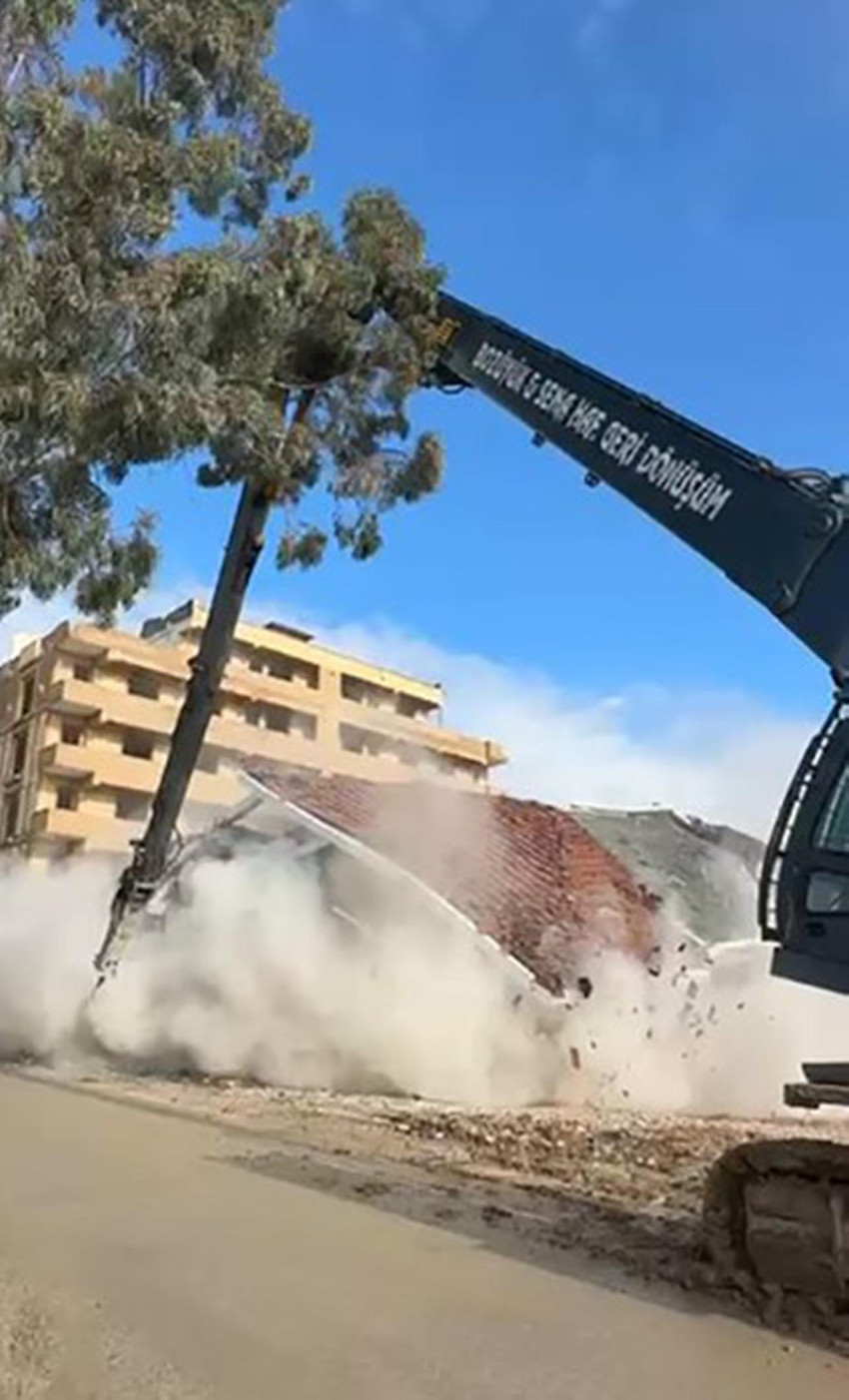 Hatay'ın Antakya ilçesinde depremde ağır hasar alan 6 katlı bina iş makinesinin dokunuşuyla yıkıldı.