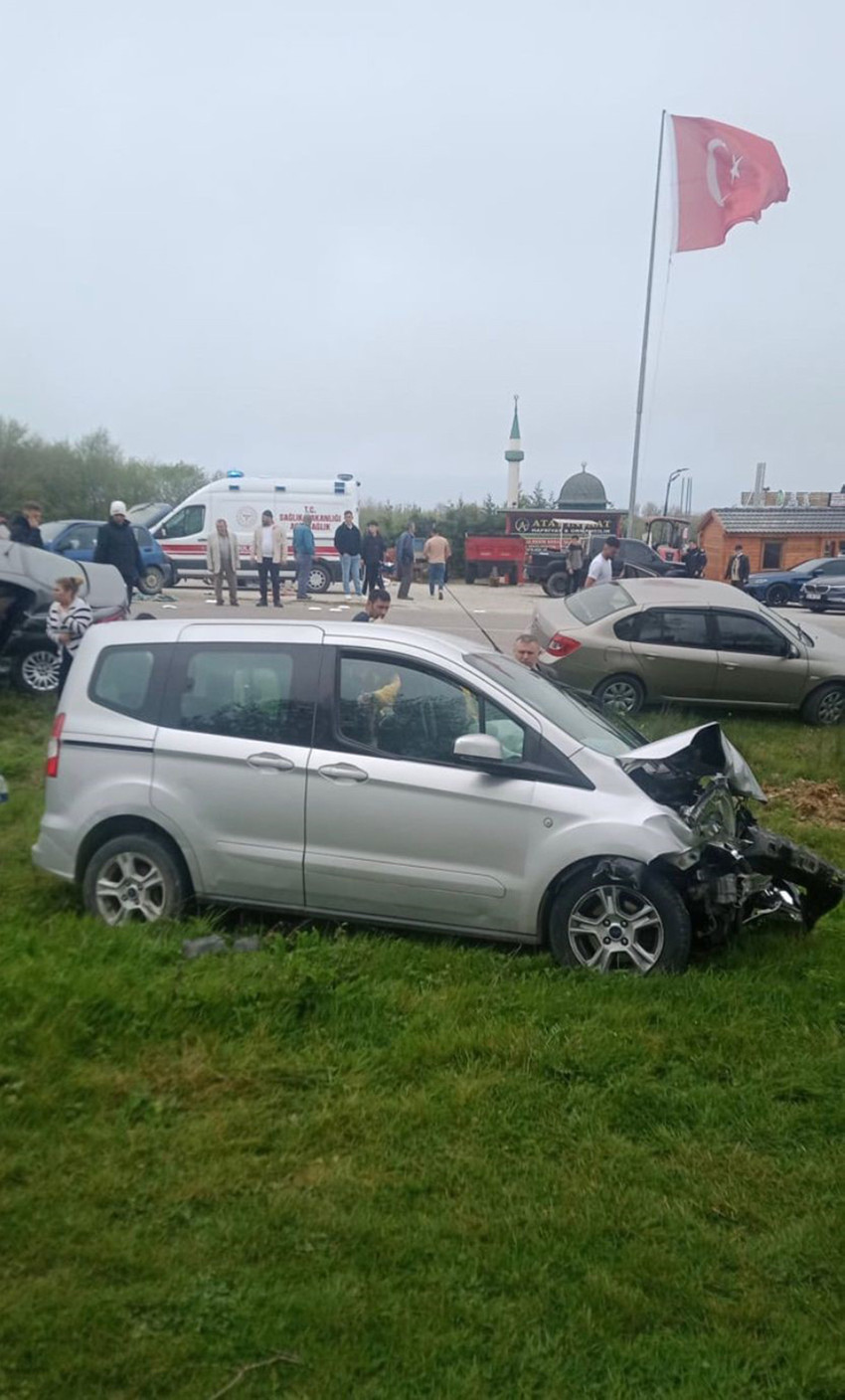 Sinop’ta 3 aracın karıştığı zincirleme trafik kazasında 10 kişi yaralandı.
