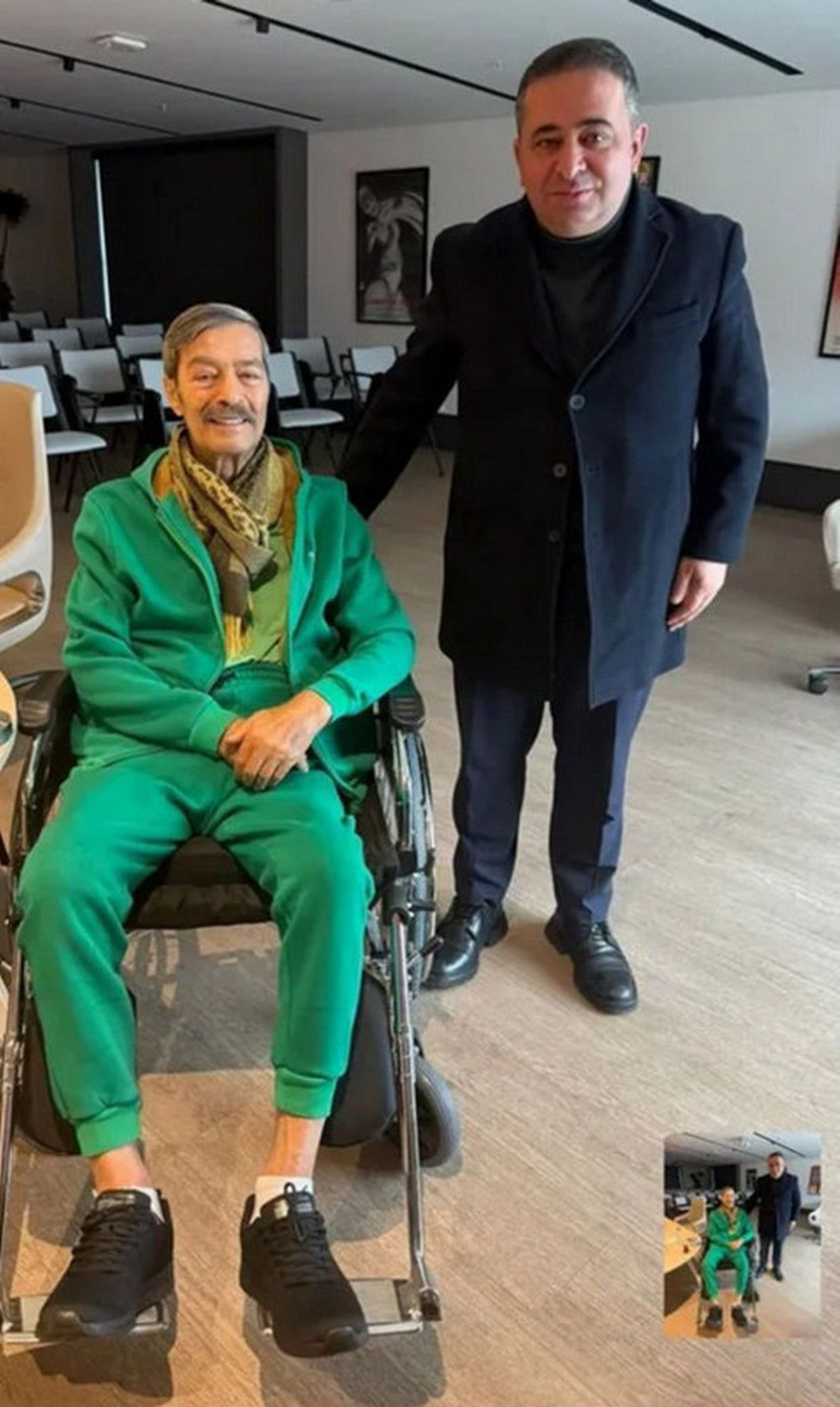 Bundan yaklaşık 2,5 yıl önce evinde rahatsızlandıktan sonra bilinci kapalı olarak hastaneye kaldırılan tedaviler sonraısnda taburcu edilen Kadir İnanır'ın son görüntüsü ortaya çıktı.