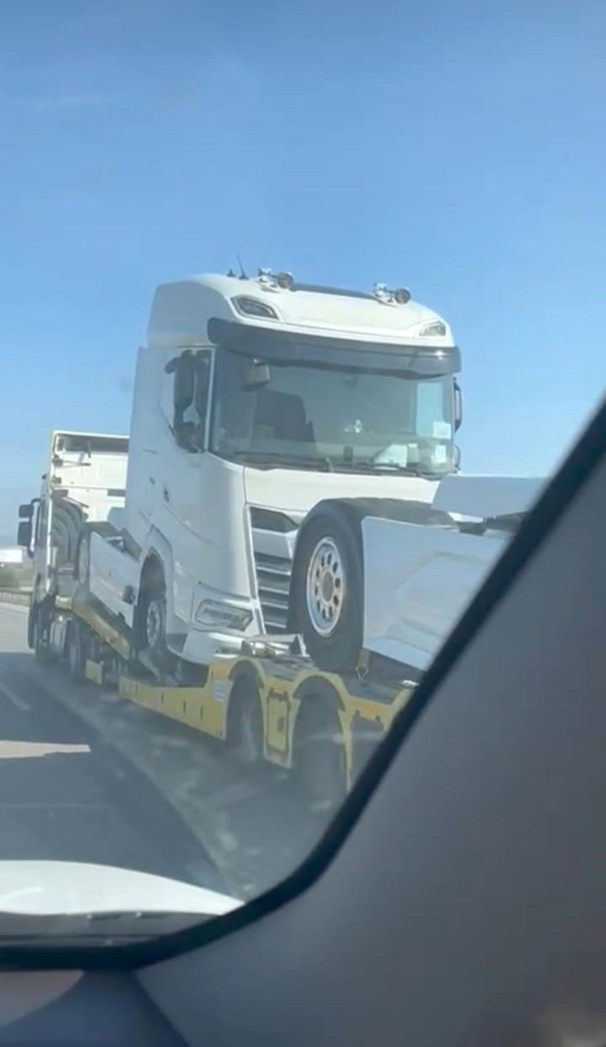 Amasya'da yolda geri gider gibi görünen tır vatandaşlara korku dolu anlar yaşattı.