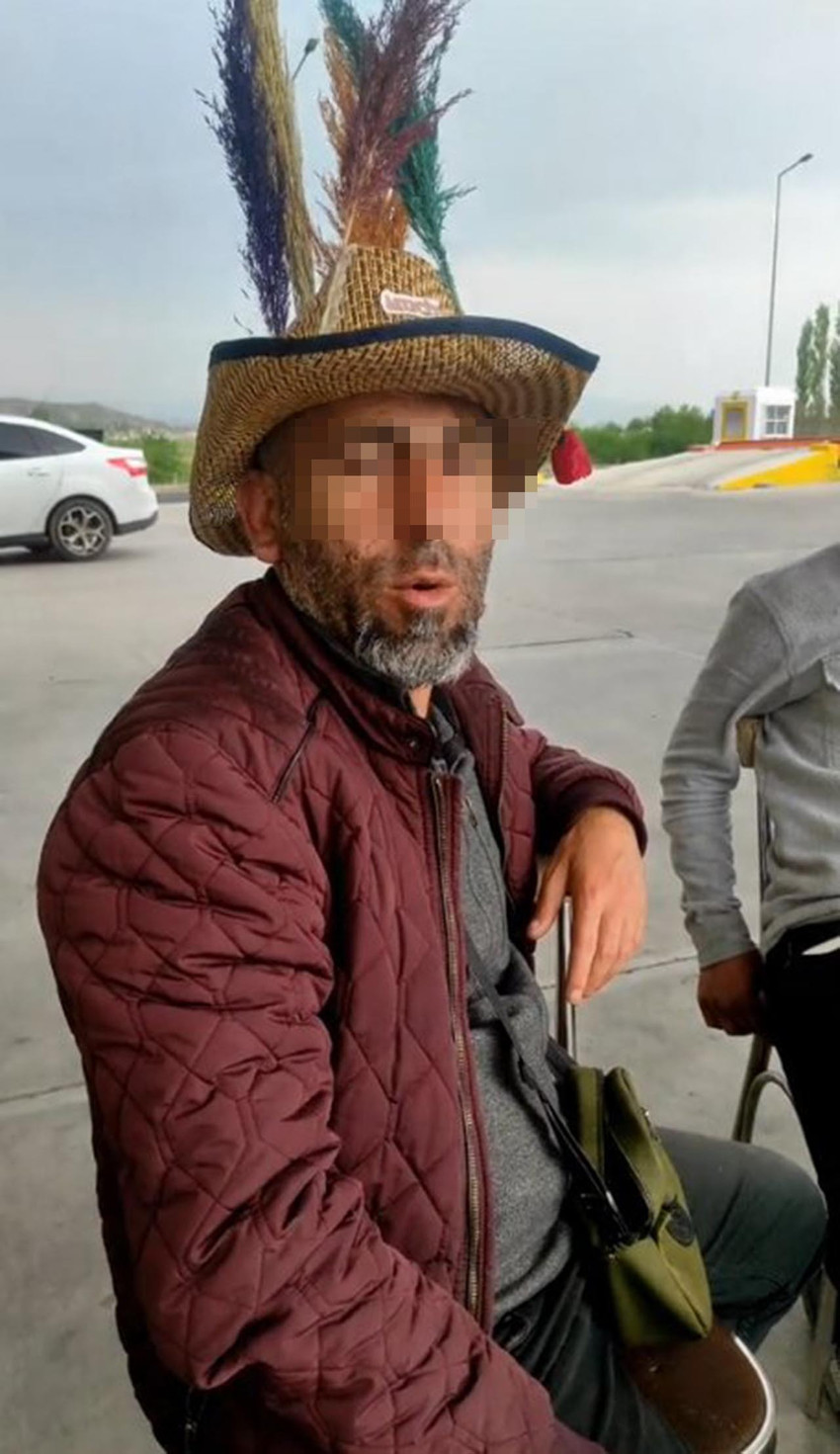 Kayseri'den İstanbul'a yürüyerek gitmek için yola çıkıp yolda sosyal medya üzerinden canlı yayın yaparken kamyonun çarptığı sosyal medya fenomeni hayatını kaybetti.