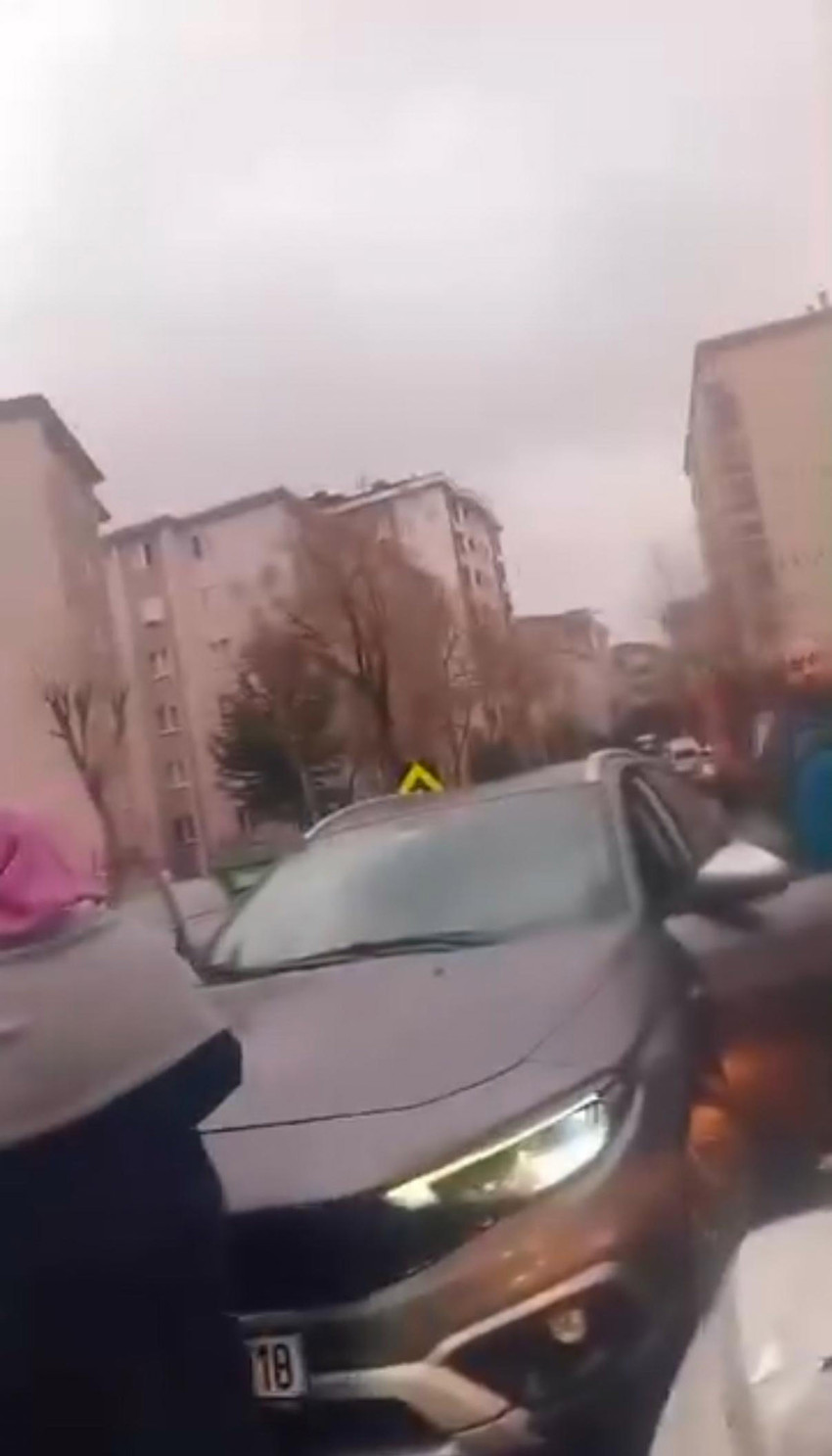 İstanbul Bağcılar'da aracıyla ters yöne giren H.A., karşı yönden gelen sürücü ile tartışmaya başladı. Aracından inen H.A., üstüne yürüdüğü sürücüye saldırdı. Saldırıya uğrayan adamın yanındaki çocuğun hıçkırarak ağladığı o anlar cep telefonu kamerasına yansıdı.