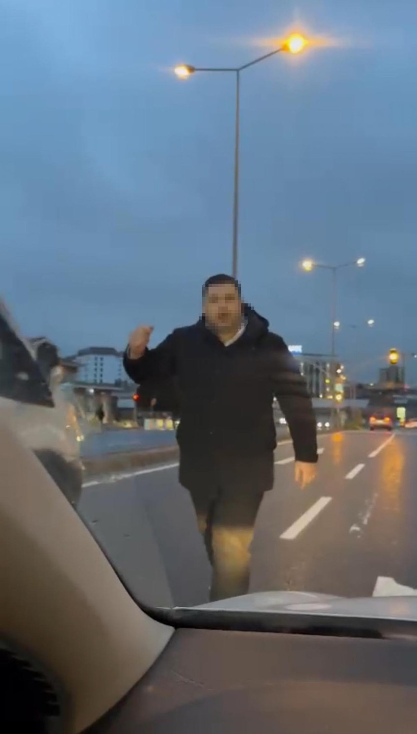 İstanbul trafiğinde bir maganda önünü kestiği kadın sürücüsünün aracına saldırıp aynasını kırdı. O anlar cep telefonu kamerasıyla böyle görüntülendi.
