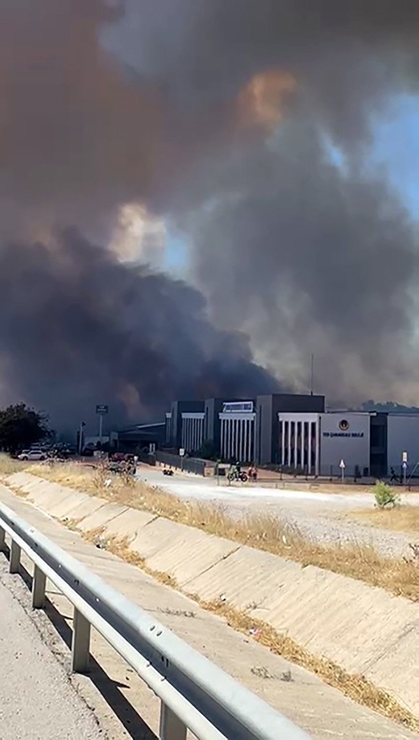 Aydın, Mersin, Bolu, Çanakkale ve Manisa'da ormanlık alanda yangın çıktı. Alevleri söndürmek için çalışma başlatıldı.