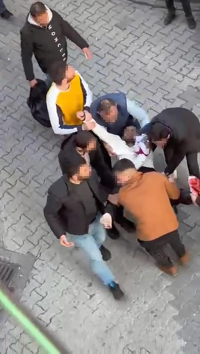 İstanbul Fatih'te bir kişi aralarında alacak verecek meselesi olan arkadaşını sokak ortasında defalarca bıçakladı. Dehşet anları bir iş yerinin güvenlik kamerasına yansıdı.