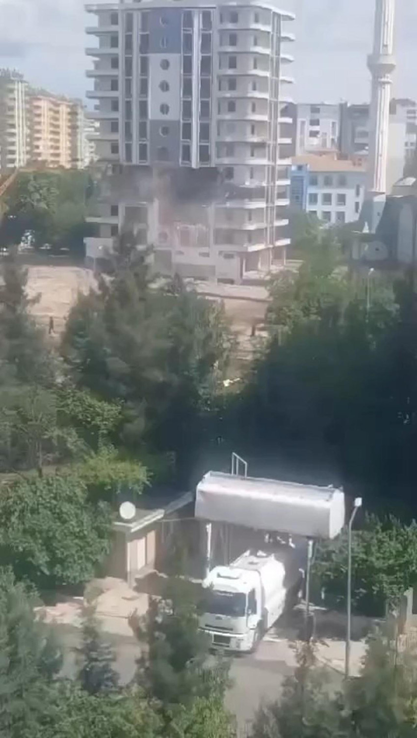 Diyarbakır'da depremde ağır hasar gören 12 katlı bina, yıkım sırasında çöktü.